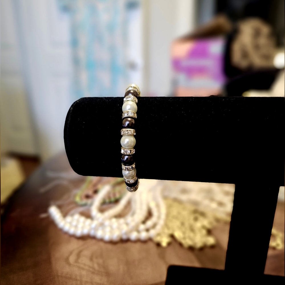 Classic Beautiful Fine Black and White Pearl Bracelet With Rhinestones.